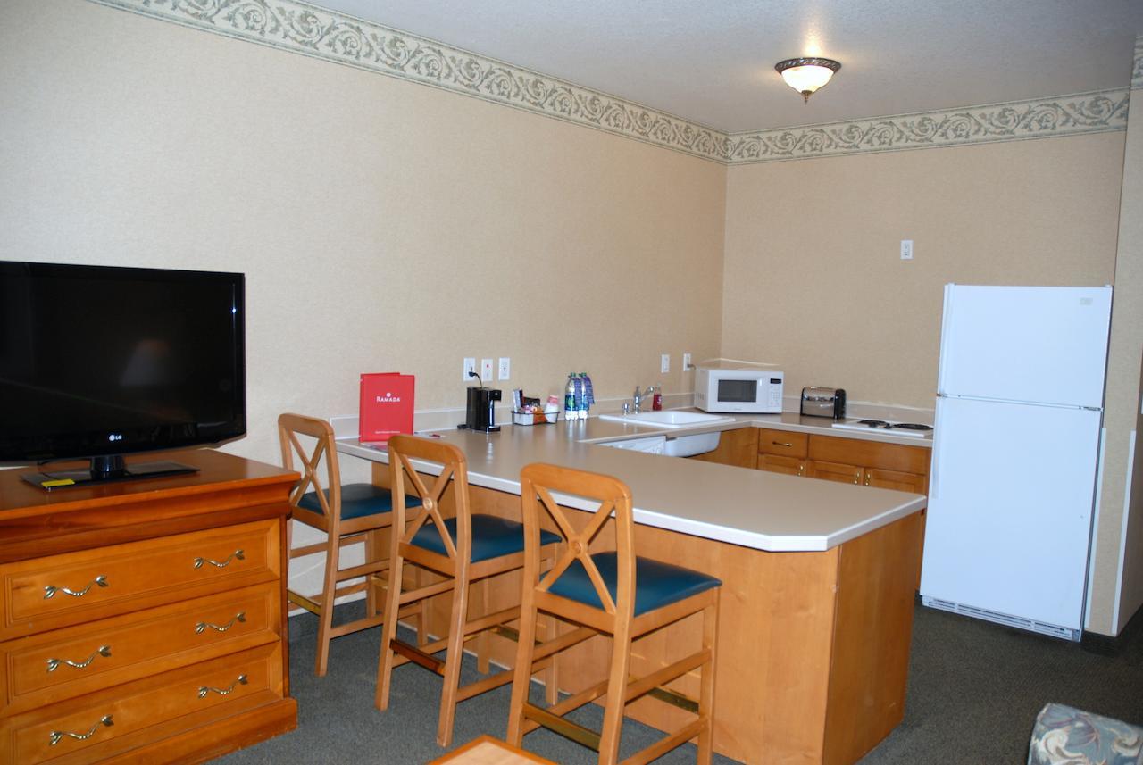 Hotel Ramada By Wyndham Olympia Habitación foto A typical kitchen in a typical hotel room